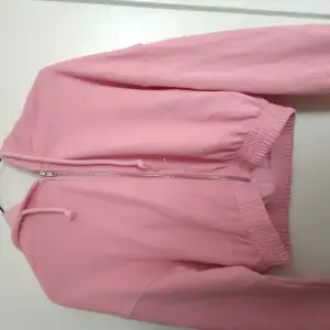 Säljer en rosa cropped zip up hoodie från gina tricot då den inte är min stil✨️