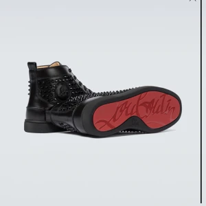 Christian Louboutin - Helt nya som jag köpte till min bror inte använt de en gång efter av helt nu skick vid intresse hör va köpte de för 12tusen lägg bud 