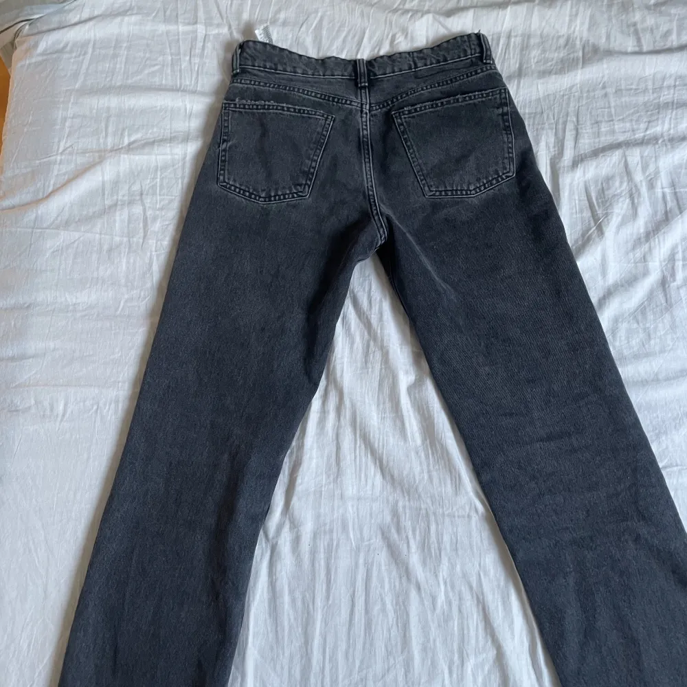 Svarta zara jeans som blivit för små för mig. Raka i benen, jättefina!. Jeans & Byxor.