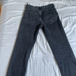 Zara jeans - Svarta zara jeans som blivit för små för mig. Raka i benen, jättefina!