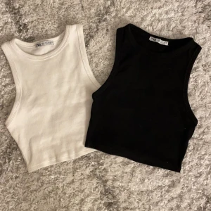 Linnen - Säljer två linnen som inte kommer till användning längre, fina skick. Köpta på Zara för ca ett år sedan. Passar mig perfekt som vanligtvis bär storlek xxs/xs/s. Frågor eller fler bilder? Skriv till mig privat så fixar jag det!💕