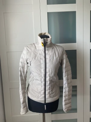 Parajumper  - Storlek: XS Originalpris: 3000kr Färg: Beige Använd fåtal gånger