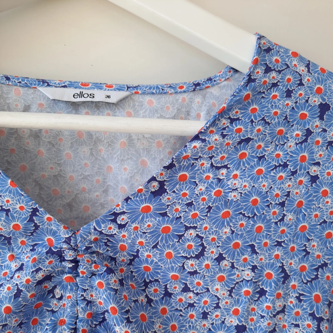 Blommig blus med volanger - 91