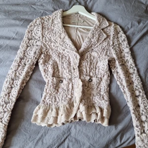 Kavaj i vacker mjukspets. - En helt magisk fin kavaj . Använd endast en gång , sedan hängt i garderoben.  