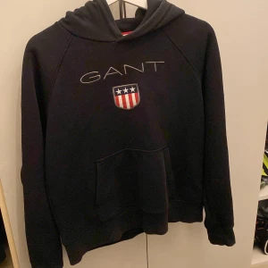 hoodie - säljer en svart gant hoodie. använd ett fåtal gånger. storleken är 176cm men passar nog en xs/s oxå. köparen står för frakten🥰