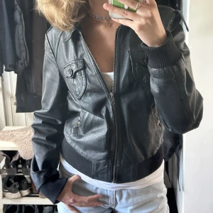 Skinnjacka - Säljer nu denna sjukt snygga bomberskinnjackan! Den är helsvart med muddar nere och vid ärmarna. Så lik den populära zarajackan! Uppskattad storlek XS-S, inga lappar. Hör av dig vid frågor💗