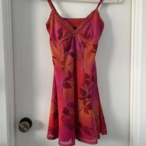 Sommar klänning - !nypris ca600kr! Säljer för 350😁SUPER SÖT klänning ifrån Urban outfitters! Kom privat för fler frågor eller bilder!!