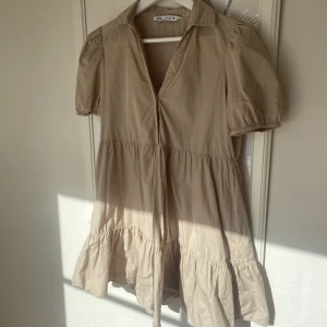 Zara klänning  - Säljer denna fina klänningen från zara, då den inte kommer till användning. Den är i fint skick. Tveka inte att skriva om du har en fråga. 