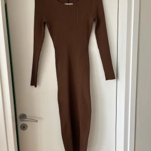 Brun klänning  - Klänning från Missguided, aldrig använd, lapp sitter lvar