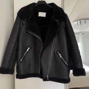Jack från Zara - Jacka från Zara är i gott skick och inga fläckar. Den är lite overzised 