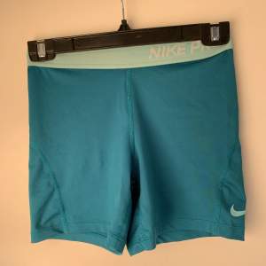 Turkosa Nike pro shorts
