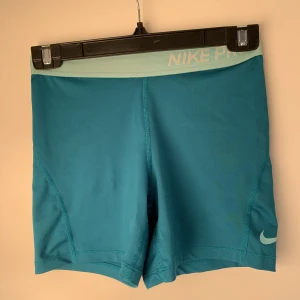 Nike pro shorts - Turkosa Nike pro shorts