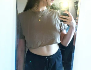 Ljus brun crop top - Croppad t-shirt från bikbok. Nästintill oanvänd. Finns i ljusblå också 