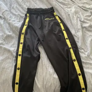 Equality collection trousers in good condition except for some small scratches on 2 buttons