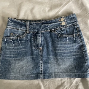 Jeanskjol  - Snygg jeanskjol! Snygg nu till sommaren💕 köpt secondhand och är i fint skick!