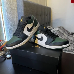 Jordan 1 Low Green Toe  - Ett par riktigt fräscha och nästan oanvända par Jordan 1 Low köpta från restocks hemsida. Storlek 42. 9/10 skick