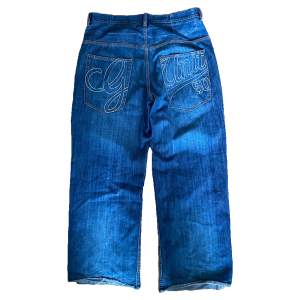 Vintage baggy G-Unit jeans från 2000-talet med broderi på bakfickorna. Jeansen är i bra skick men klippta där nere som man kan se på bilderna. Känn dig fri att fråga om du undrar något!