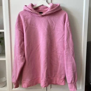 Oversized Hoodie - Snygg rosa oversized hoodie. Jätteskönt material på insidan. Kommer tyvärr inte till användning. Gott skick. Skicka ett meddelande vid frågor😊