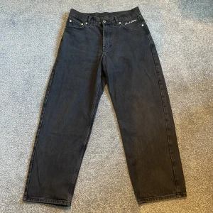 Sweet sktbs big skate jeans - Jeans från sweet sktbs. Säljer eftersom de inte passade mig och därav knappt använda alls. Nypris på junkyard är 700 kr.