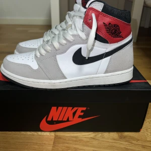 Jordan 1 High Light Smoke Grey - Kommer med boxen och svarta snören