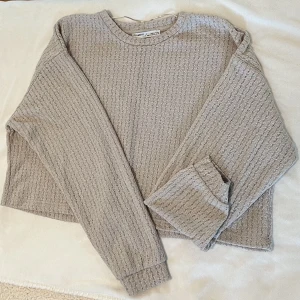 Stickad tröja - Oanvänd fin kort tröja i XS