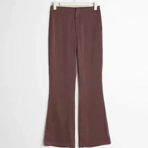 Satin byxor  - Ett par helt oanvända satinbyxor i storlek M. Modellen på bilden är 180 cm och bär storlek s. Ord pris 499:-