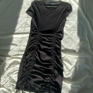 Super fin svart klänning från hm💓 perfekt för både en sommardag och lite finare tillfällen😙 nästan aldrig andvänd och säljer pga storlek💜