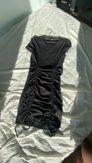 Svart klänning - Super fin svart klänning från hm💓 perfekt för både en sommardag och lite finare tillfällen😙 nästan aldrig andvänd och säljer pga storlek💜