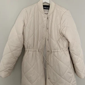 Vårjacka - Vårjacka i gräddvit. Ungefär 1år gammal och i bra skick. 