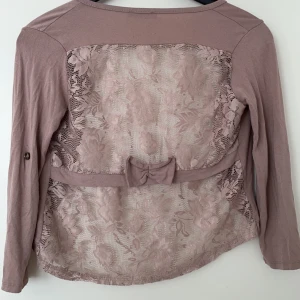 Gullig kofta - Säljer min gulliga kofta med en rosett vid ryggen, är köpt utomlands men är tyvärr för liten på mig. Det står inte vilken storlek det är men skulle uppskatta det till XS/S!💕