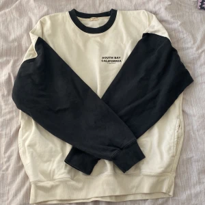 Brandy Melville tjocktröja - Svart och vit oversized tjocktröja från Brandy Melville med tryck och fickor, säljer pga ingen användning, perfekt skick. Skriv privat för frågor eller bilder💕 Diskuterar inte pris.