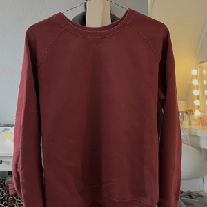 Röd sweatshirt  - En röd sweatshirt i bra kvalitet 