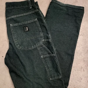 Baggy jeans - Jättesnygga gamla baggy Jack&Jones work jeans jag köpte här på Plick för ett tag sedan. Tyvärr var de för långa för mig, annars hade de nog varit ett par av mina favorit jeans :( De är i superbra skick! Dma om du har några frågor😄(bild från förra ägaren)