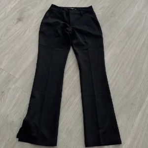 lågmidjade kostymbyxor i Vera från bik bok - Ett par populär kostymbyxor från bikbok. Super snygga och bekväma😍 Köpte dem på plick, men dem var för små i midjan🥲Kan också tänka mig att byta till en S. Kontakta om du undrar över något:)