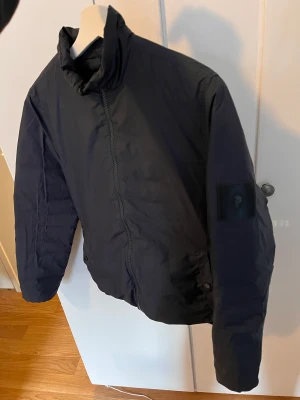 Peak performance jacka  - Fin peak jacka som är i storleken s. En fin peak Jacka som är vändbar med en slät och en puffig sida. Jackan är i storleken S