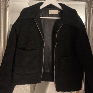 Teddyjacka - Fin och skön teddyjacka ifrån NLY,, jätte skön och perfekt till våren!🖤bra skick
