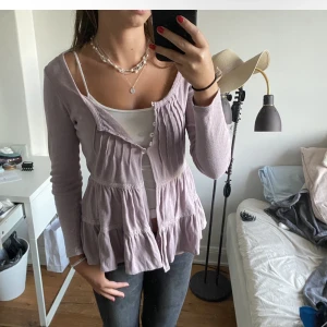 Lika kofta - Så fin lila kofta med lite broderier och mönster 