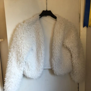 Jacka  - Fin vit fluffjacka, st 158-164, aldrig andvänd