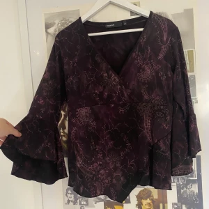 retro omlott topp y2k - super söt och cool topp med vida ärmar från början av 2000 talet. funkar både till fest och till vardags! strl M, fint skick