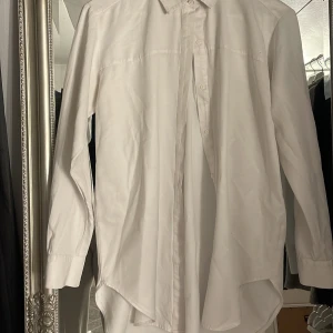 oversized skjorta  - snygg overzided bas skjorta från zara, väldigt skönt och luftigt matrial.🖤Bra skick!