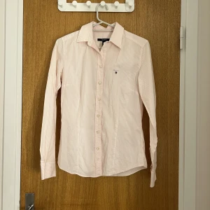 Skjorta - Rosarandig skjorta i storlek 36