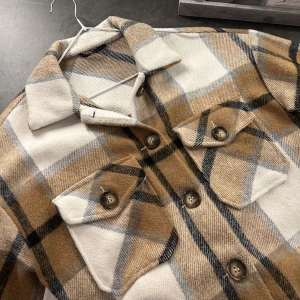 Rutig filtjacka - Säljer denna jacka då den inte kommer till användning! Köpt från SHEIN i storleken S och skulle säga att storleken stämmer. Super fin och nästintill oanvänd.