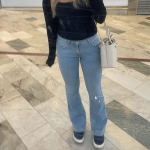 Gina Tricot Low waist bootcut jeans  - Gina Tricot Low waist bootcut jeans i storlek 36. Nypris 499kr, endast använda 2 gånger 🫶🏼