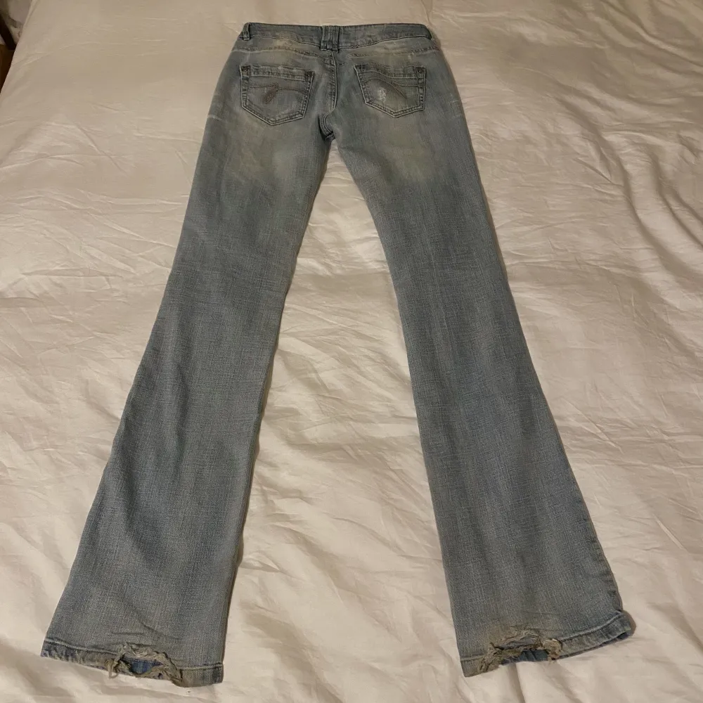 Så perfekta lågmidjade jeans! Lite slitna längst ner (bild 3) annars superfint skick. Jag är ca 174 men de hade nog passat på både längre och kortare🔥MÅTT: 36 cm tvärsöver midjan, 82 cm innerben. Jeans & Byxor.