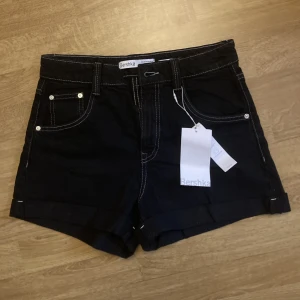 Jeansshorts  - Säljer dessa helt oanvända jeansshortsen från Bershka! Supersnygga med fina sömmar som detalj 🫶🏻 