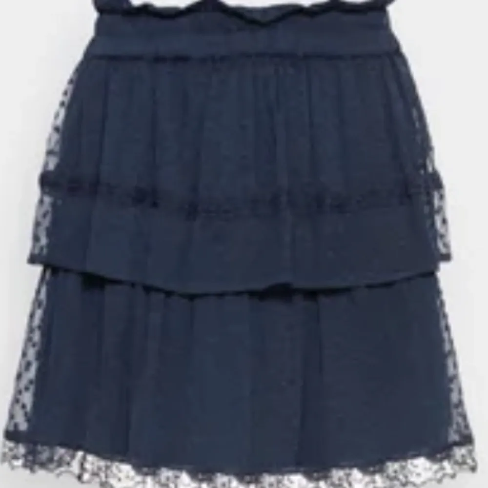 Säljer denna marinblå kjol från vero Moda då jag inte använder den. Nyskick❤️‍🔥. Kjolar.