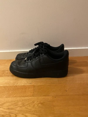 Svarta Nike AirForce 1 - Svarta AirForce 1 som är knappast använda Kan sänka pris vid snabb affär