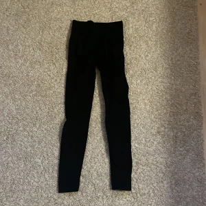 Träningstights - Svarta träningstights med scrunch från shein i stl xs! Använda en gång💘