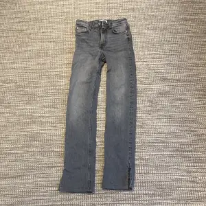 Säljer dessa ljusgråa jeans från zara som har slits där nere, är lite utsvängda. Medelhög midja. Endast använda runt fem gånger,ser helt nya ut. Jeansen är uppsydda där nere men ser helt normalt ut.Skriv så skickar jag bild och mått. Köpta för runt 500kr 