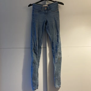 Jeans från Gina Trikot - Lågmidjade jeans från Gina Trikot i modellen Alex. 